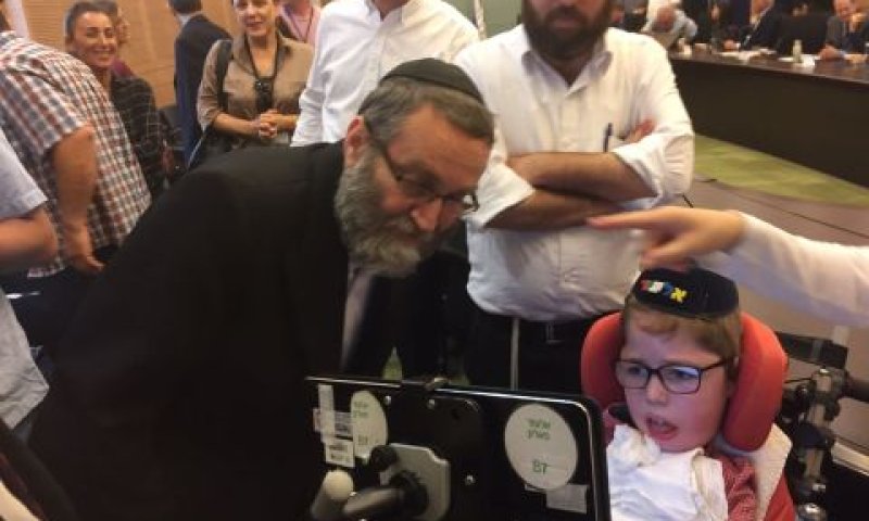 יו''ר ועדת הכספים מקבל את פניו של הילד אלעזר החולה במחלה [צילום: דוברות הכנסת]