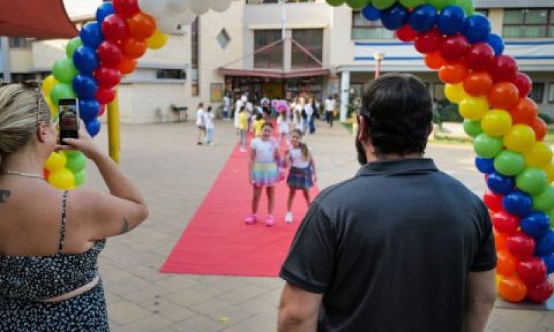 הורים בקצרין מצלמים בטלפון את בנותיהם [צילום: מיכאל גלעדי/פלאש 90]