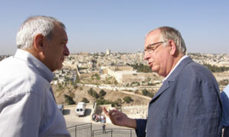אהרונוביץ (משמאל) ויו"ר מורי הדרך, יעקב מטרני [צילום: משרד התיירות]