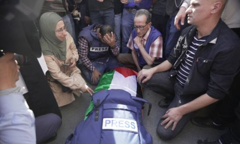 גופתה של אבו עאקלה לאחר התקרית [צילום: מג'די מוחמד/AP]