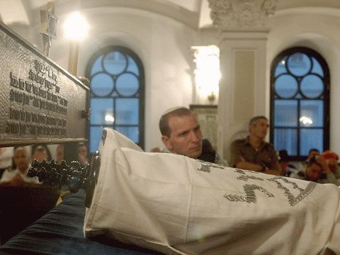 קצין צה"ל סמוך לספר התורה [AP]