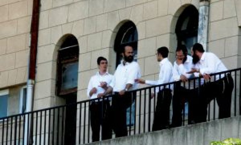 ישיבת פוניבז'. שני פלגים באותו מבנה [צילום: פלאש 90]