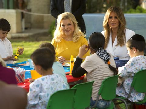 מלאניה טראמפ ושרה נתניהו [צילום: סבסטיאן שיינר/AP]