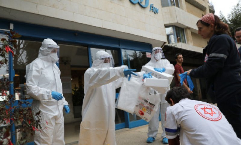 צוותי רפואה בבית האבות נופים [צילום: יוסי זמיר/פלאש 90]