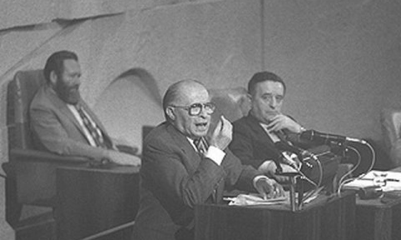 ראש הממשלה מנחם בגין נואם בכנסת בדיון על המלחמה בלבנון [צילום: סער יעקב/לע"מ]