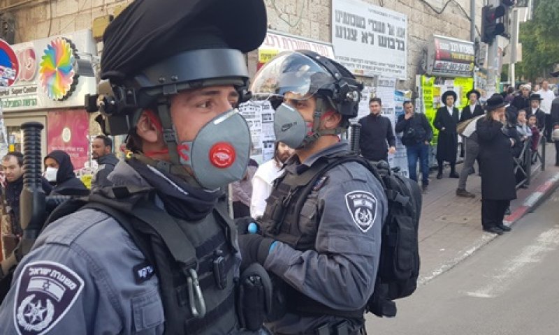 שוטרים יאכפו ההנחיות. היום במאה שערים [צילום: דוברות משטרת ישראל]