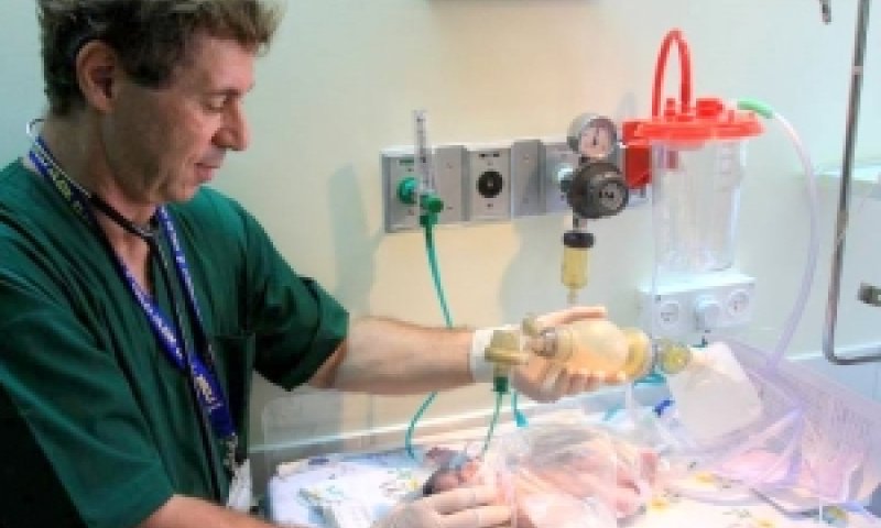 אחד התינוקות שנולדו בבית חולים ברזילי [צילום: פלאש 90]