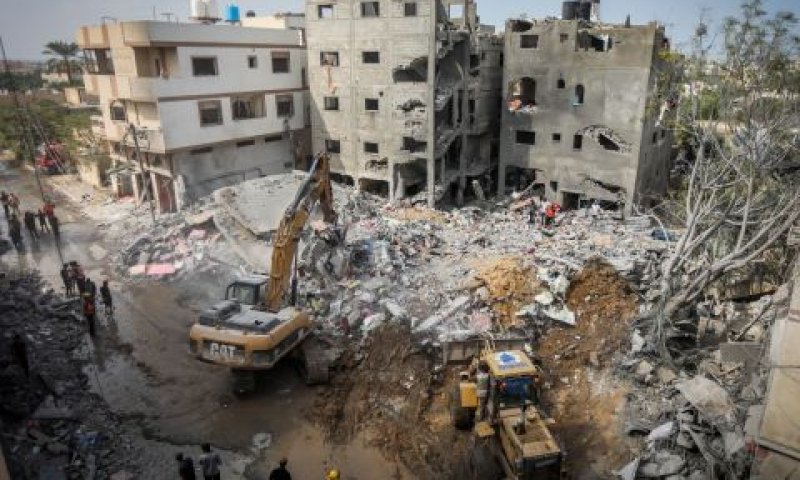 הריסות בניינים בחאן יונס [צילום: יוסף מוחמד/פלאש 90]