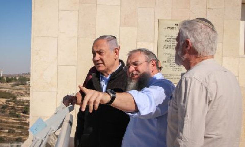 נאמן עם נתניהו [צילום: גרשון אלינסון/פלאש 90]