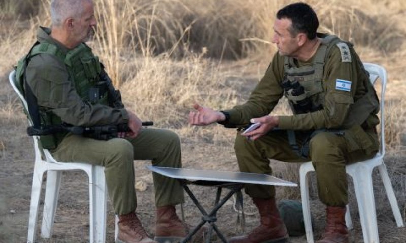 רונן בר (משמאל) עם הרמטכ"ל [צילום: דובר צה''ל]