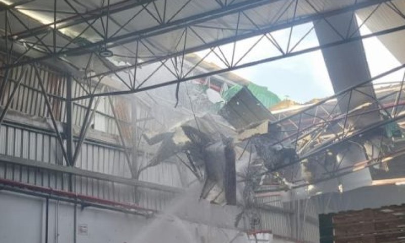 פגיעת הכטב"ם במפעל באכזיב [צילום: לפי סעיף 27א' לחוק זכויות יוצרים]