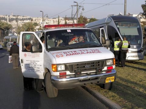 אמבולנס שהגיע לפינוי הפצוע [צילום: פלאש 90]