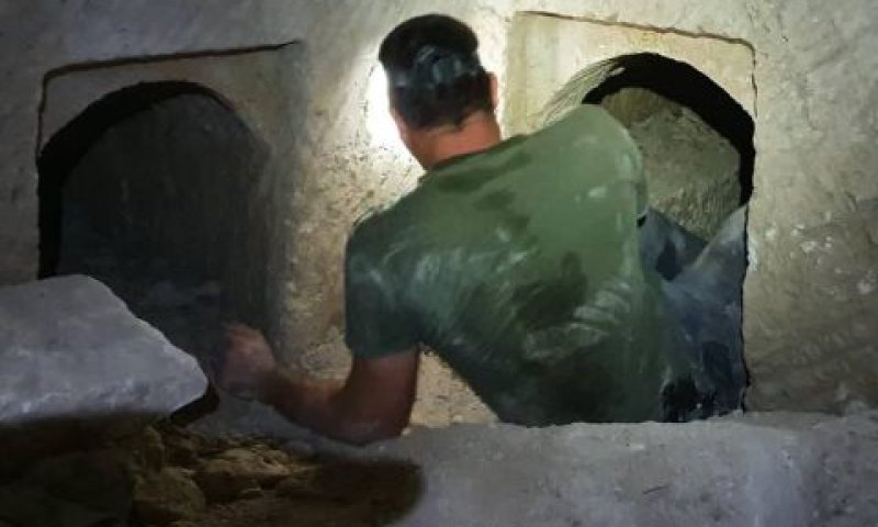 פקח במערת הקבורה [צילום: גדעון גולדנברג]