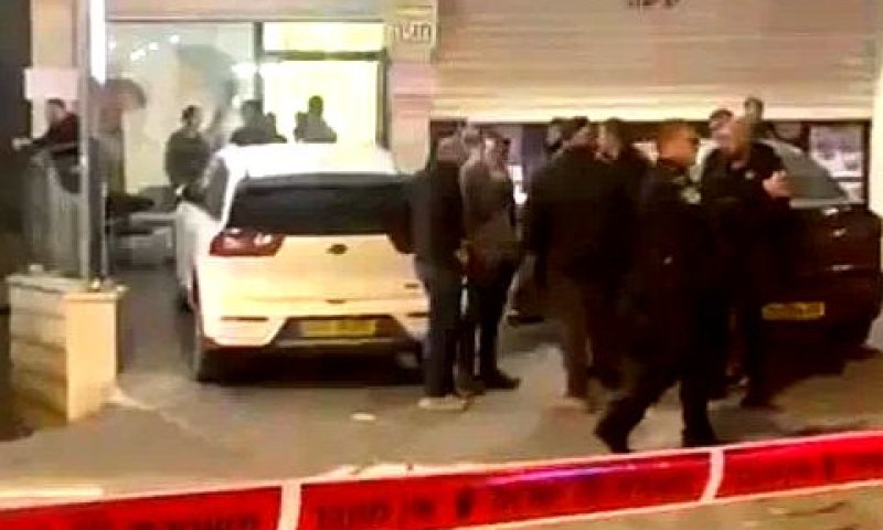 שוטרים בחזית המרפאה [צילום: שימוש לפי סעיף 27א לחוק זכויות יוצרים]