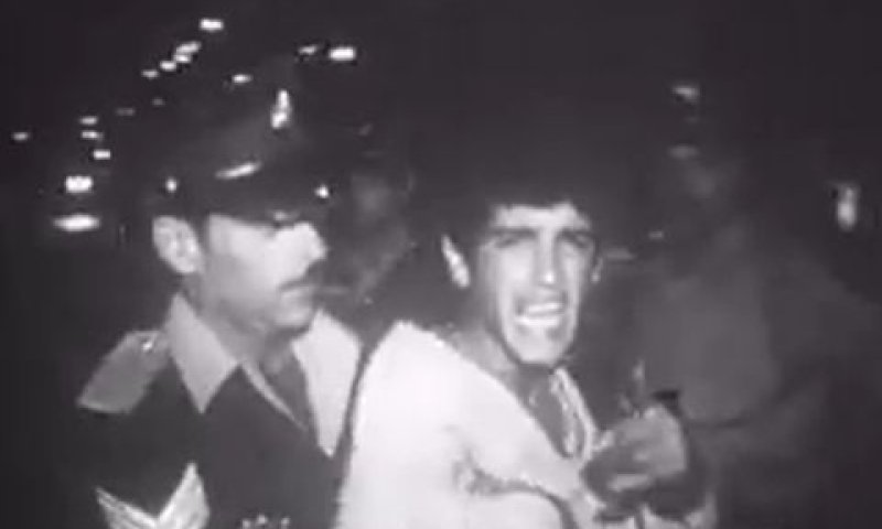 מעצר אחד המפגינים [צילום: מן הטלוויזיה]