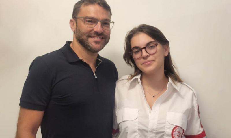 מגישת עזרה ראשונה לנה ואביה רפאל [צילום: מד"א]
