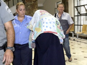 האם החשודה בהרעבה. ממתינים לפסק העדה החרדית [צילום: פלאש 90]