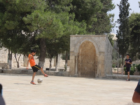 מוסלמים משחקים כדורגל בהר הבית [צילום: איציק וולף]