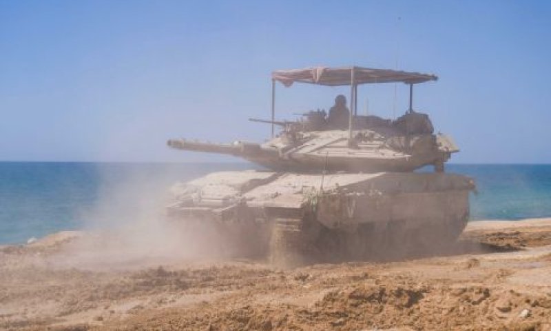 טנק על חוף הים ברפיח [צילום: דובר צה''ל]