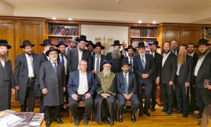 הרב דוד יוסף עם דיינים