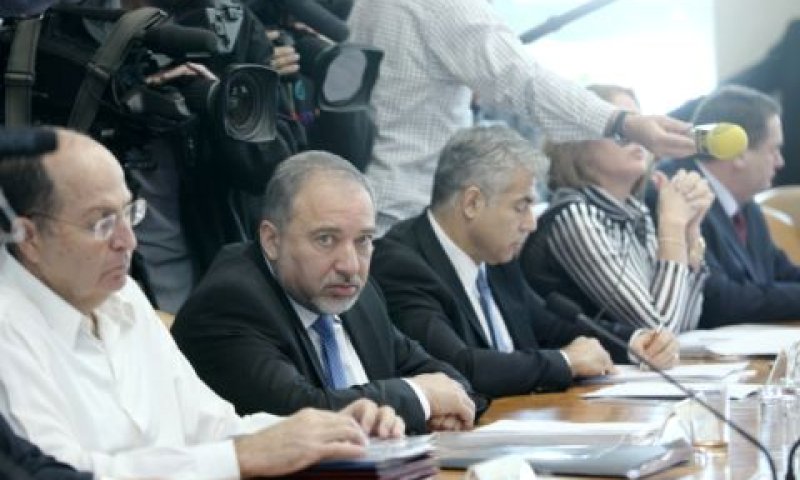 לפיד (במרכז) היום בישיבת הממשלה [צילום: פלאש 90]