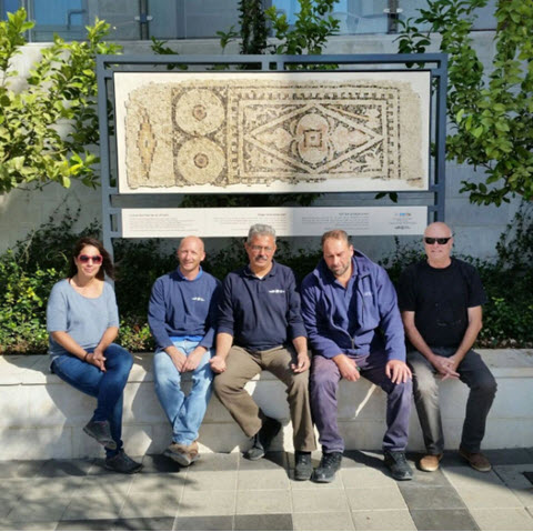 משמרי רשות העתיקות עם פסיפס קסטרא [צילום: עינת קאשי, רשות העתיקות]
