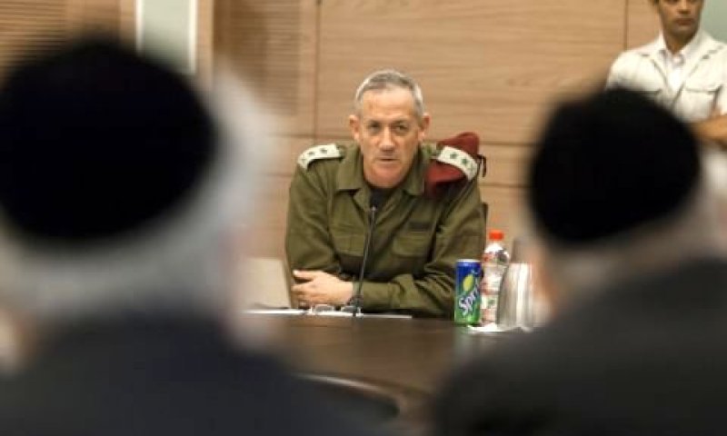 גנץ. חרדי שייכנס לצבא ייצא ממנו חרדי [צילום: פלאש 90]