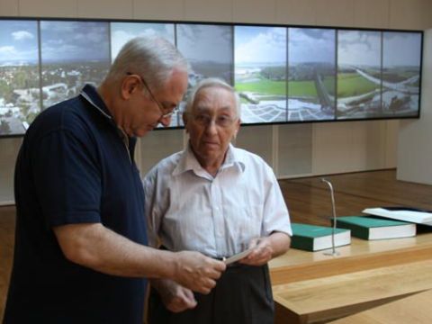 נתניהו בלוחמי הגטאות עם בנימין אנוליק