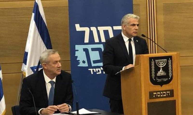 לפיד וגנץ בישיבת הסיעה