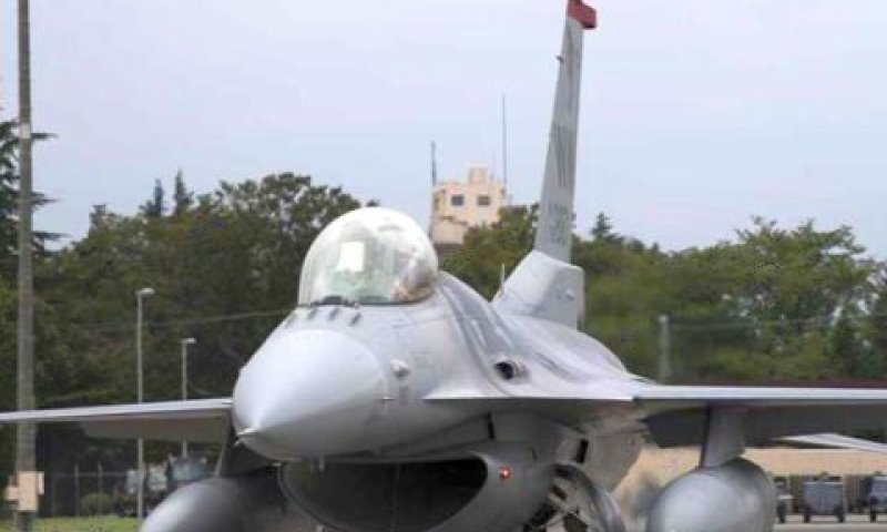 F-16CM בבסיס האוויר מיסאווה ביפן [צילום: בריאנה א. בולפינג/חיל האוויר האמריקני]