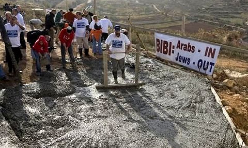 אפרת השבוע. יוצקים בטון לבית כנסת חדש [צילום: AP]