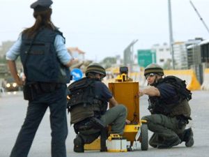 חבלנים מתכוננים לפרק את המטענים בעזרת הרובוט המשטרתי