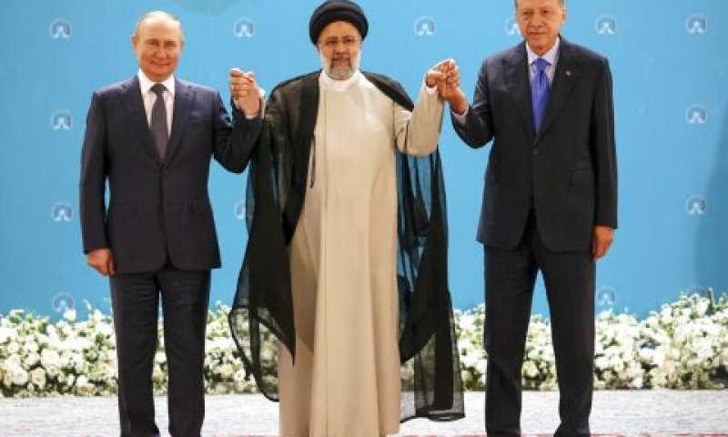 ארדואן, ראיסי, פוטין. משלבים ידיים [צילום: ספוטניק/הקרמלין/AP]