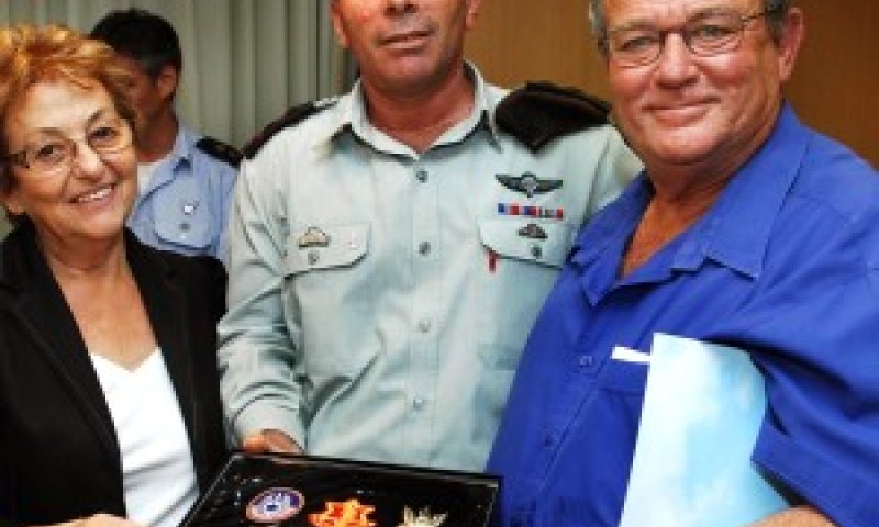 משפחתו של זוריק לב מקבלת את דרגותיו מידי הרמטכ"ל [צילום: דובר צה"ל]