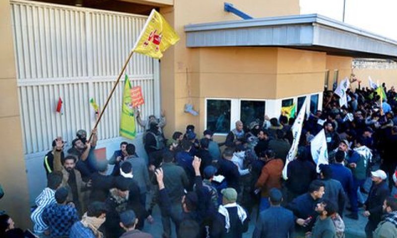 הפגמות סמוך לשגרירות ארה"ב [צילום: חאליד מוחמד/AP]