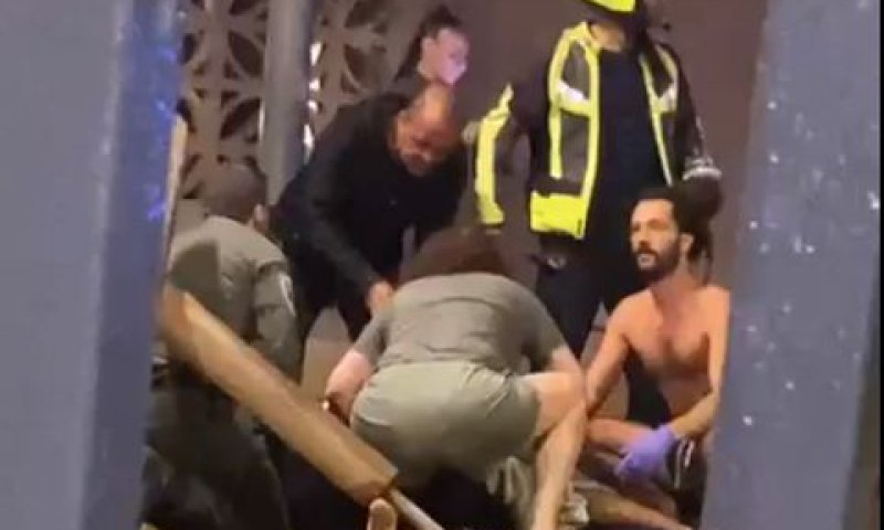 טיפול באחד הפצועים [צילום: שימוש לפי סעיף 27א לחוק זכויות יוצרים]