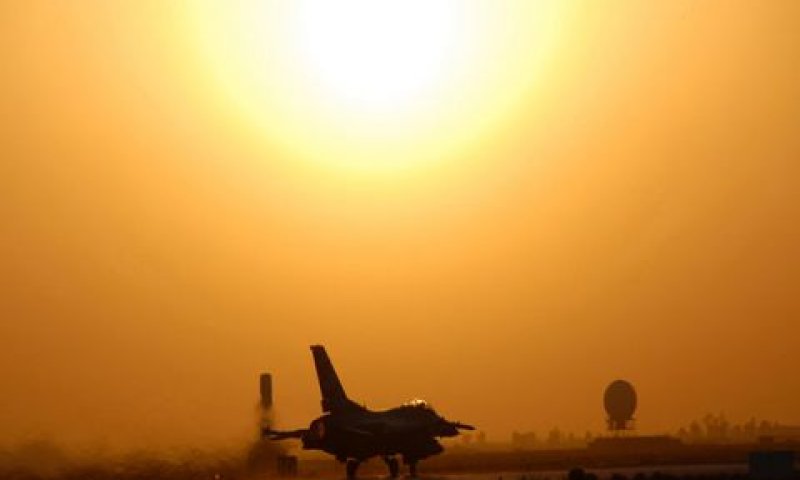 F-16 עירקי בדרך לתקיפה [צילום: Tech. Sgt Beth Holliker/AP]