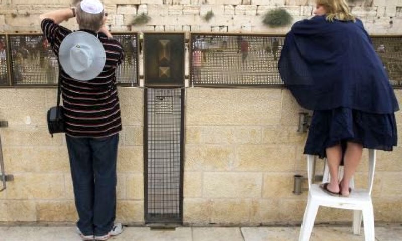 תיירים בכותל המערבי [צילום: פלאש 90]