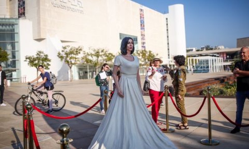 פסל השרה רגב בכיכר הבימה [צילום: מרים אלסטר/פלאש 90]