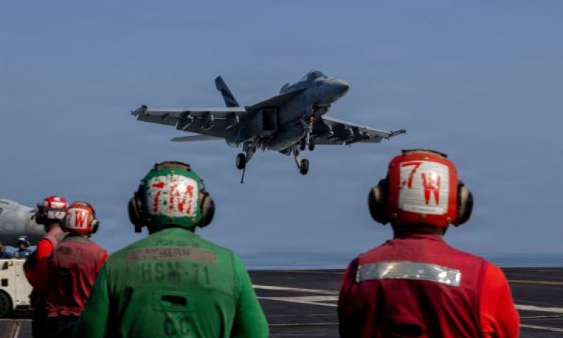 מטוס F-18 נוחת על נושאת המטוסים אברהם לינקולן [צילום: AP]