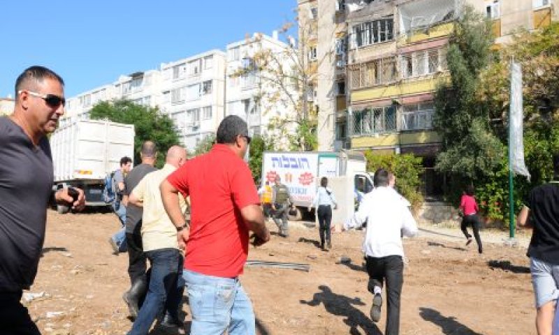 תושבים נמלטים למרחב המוגן. פיצוי מלא עקב היעדרות מהעבודה [צילום: AP]