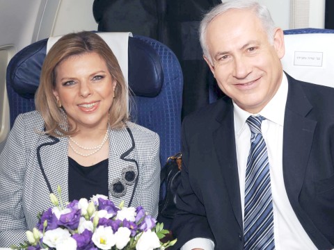ראש הממשלה ורעייתו שרה על המטוס בדרכם ללונדון [צילום: פלאש 90]