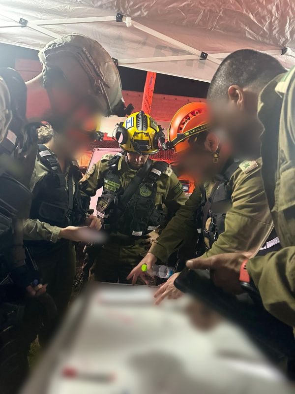 כוחות פיקוד העורף בזירת הפגיעה [צילום: דובר צה"ל]