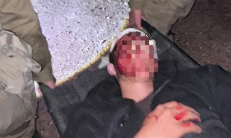 פינוי הפצוע הקשה באלונקה [צילום: שימוש לפי סעיף 27א לחוק זכויות יוצרים]
