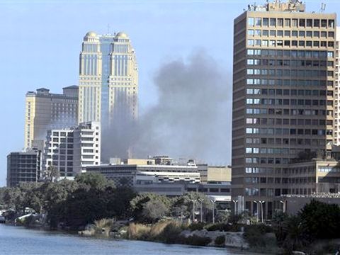 עשן מיתמר מאיזור המלונות בקהיר [צילום: AP]
