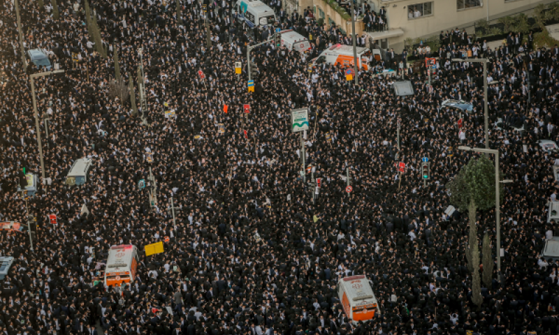 רבבות חרדים הציפו את הכניסה לבירה [צילום: יונתן זינדל/פלאש 90]