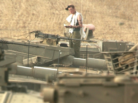 חושף שריר על הכלי [צילום: AP]