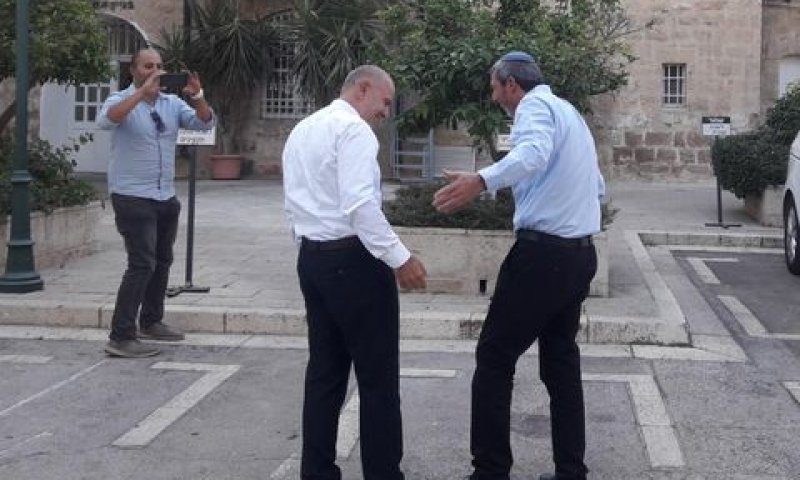 פרץ מתקבל בכניסה לשמשרד החינוך ע"י מנכ"ל המשרד. רגע לפני החיבוק