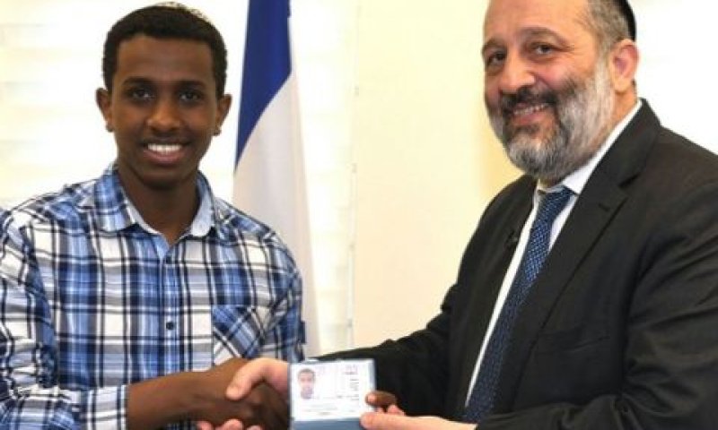 השר אריה דרעי וסינטיהו טאדסה [צילום: מוקי שוורץ]
