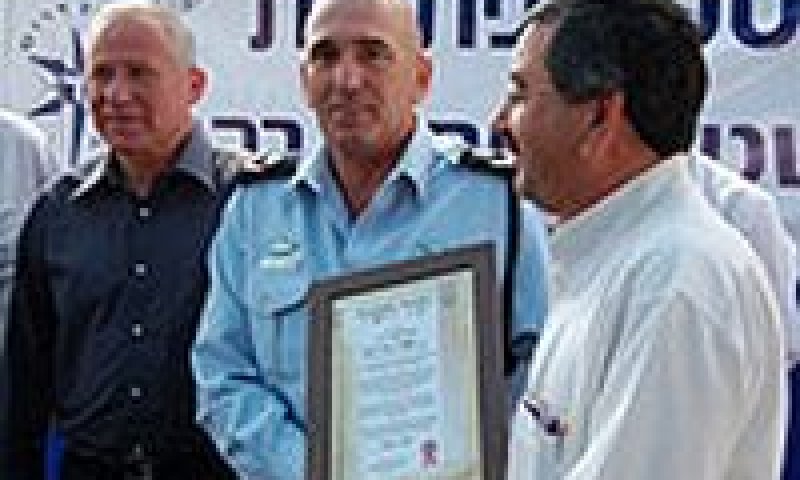 בר-לב מקבל אות מראש מועצט רהט. משמאל: דיכטר [צילום: המשרד לבט"פ]